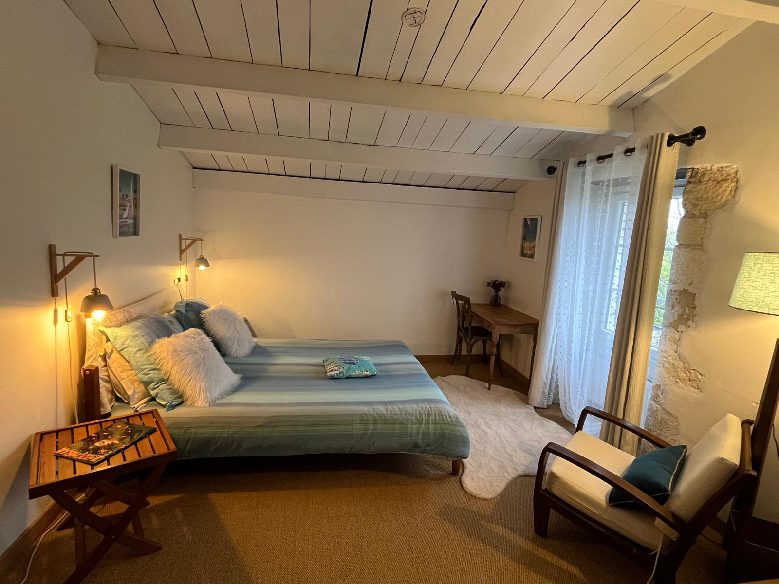 Chambre au thème Oléron, lit Queen size et douche