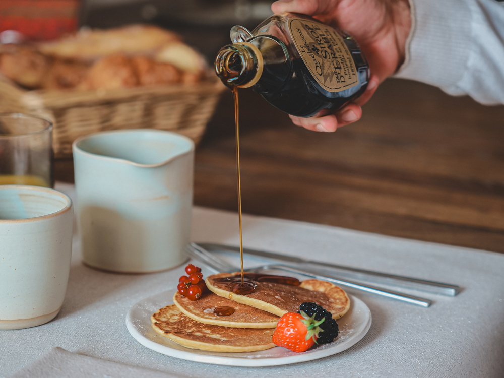 Pancakes et sirop d'érable pour le petit-déjeuner
