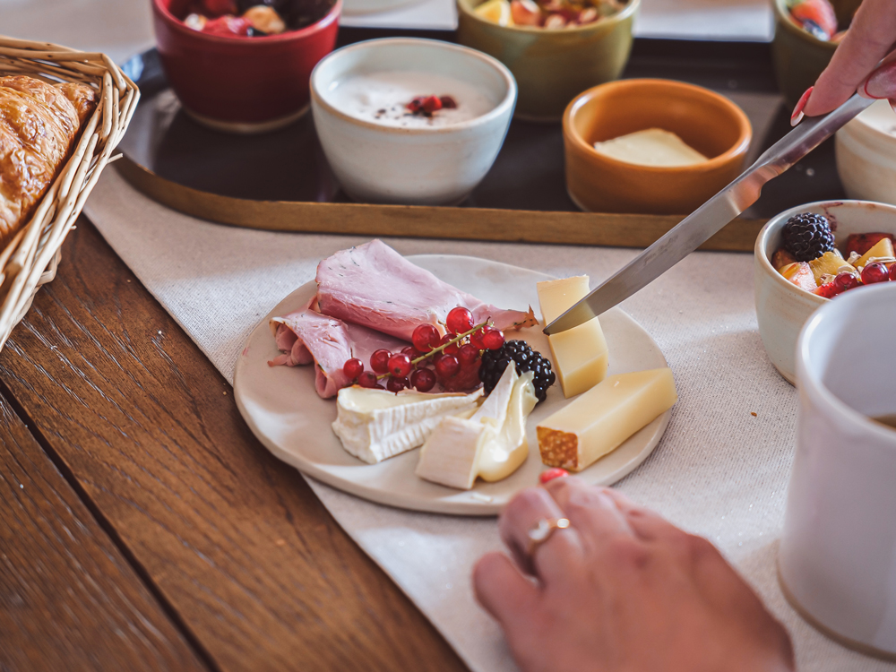 Assiette de fromage pour le petit déjeuner