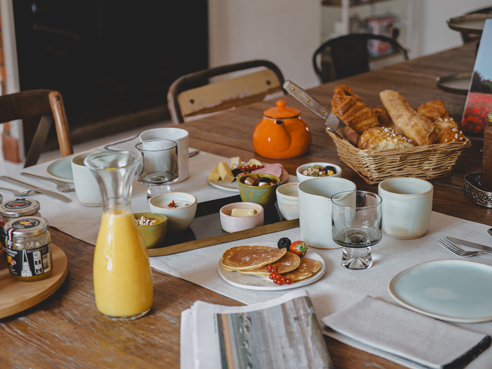 Déjeuner maison avec des croissants et des pancakes