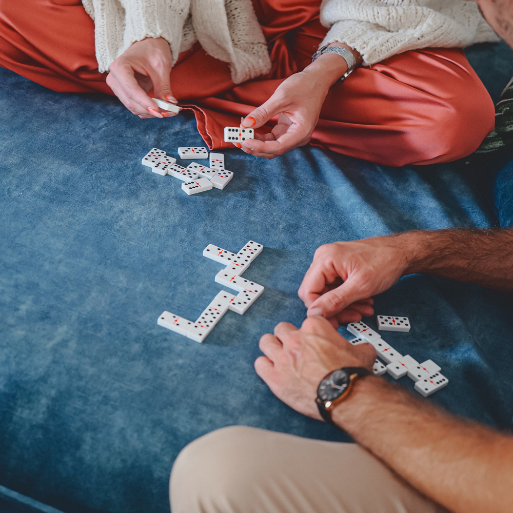 Espace commun avec grand canapé, jeux de société pour les jours de pluie à La Rochelle