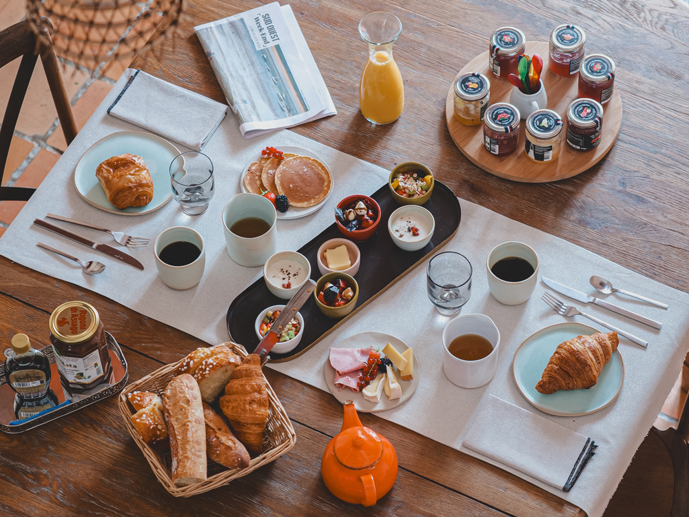 Petit-déjeuner complet et français