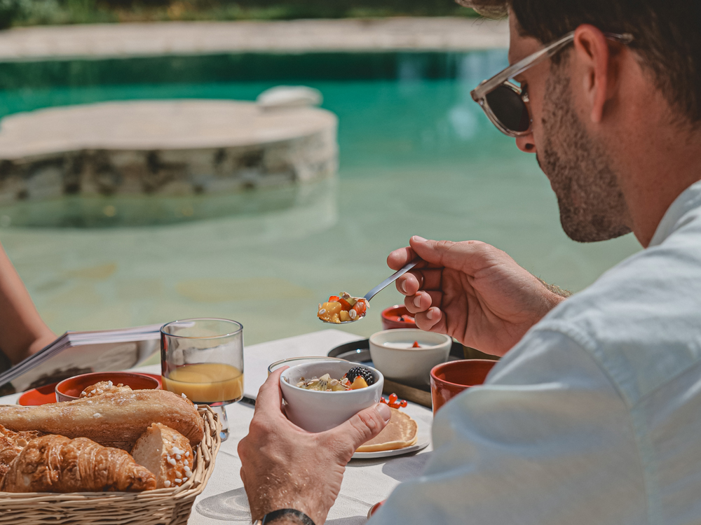 Petit-déjeuner en terrasse avec des fruits frais et de saison