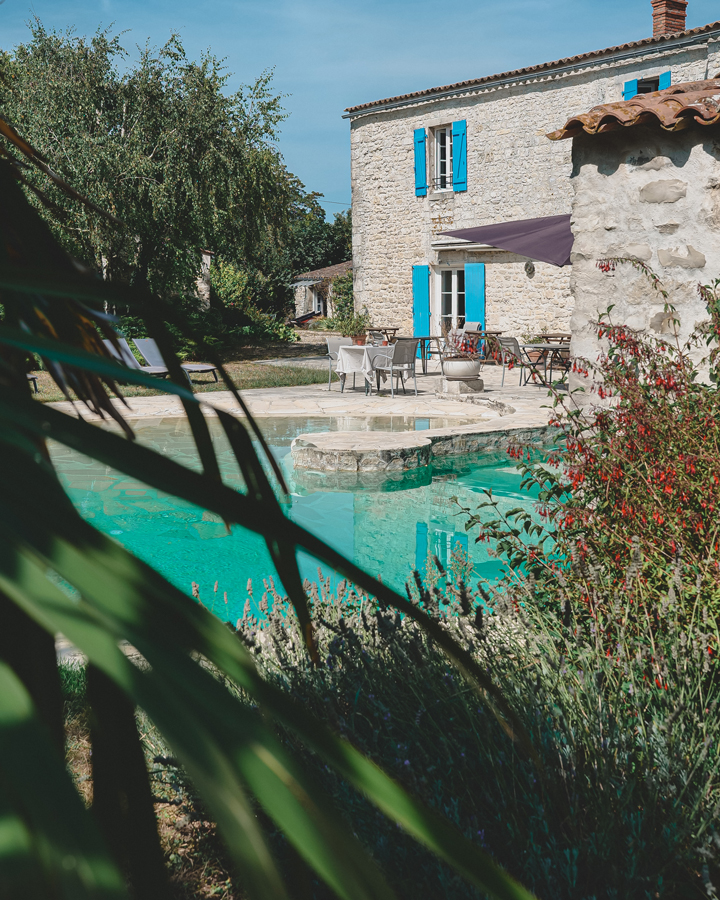 Une piscine en pierre naturelle atypique en forme d'escargot