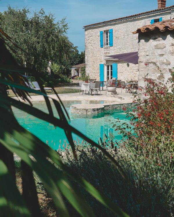 Une piscine en pierre naturelle atypique en forme d'escargot